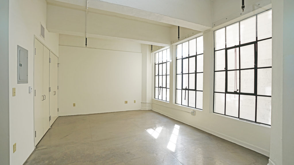 This image has an empty alt attribute; its file name is DTLA-loft-bedroom-1024x576.jpg